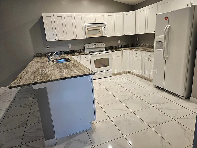 310 Gordon Ave S — Photo 2