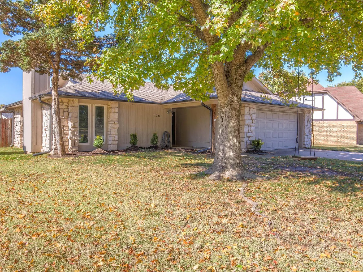 1230 N Ironwood Pl — Photo 3