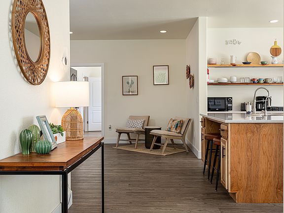 4th image of 818 S Peartree