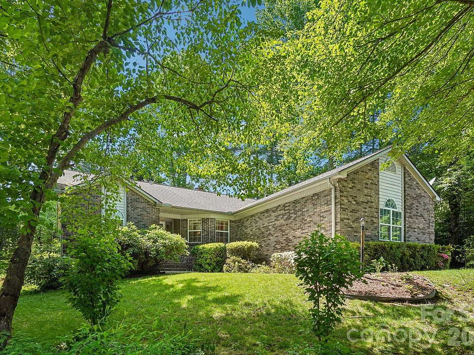 1st image of 7 Saint Andrews Dr