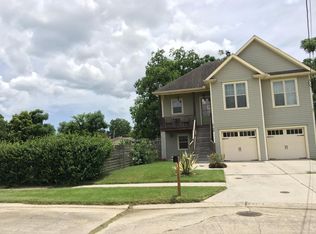 5749 Warrington Dr, New Orleans, LA 70122