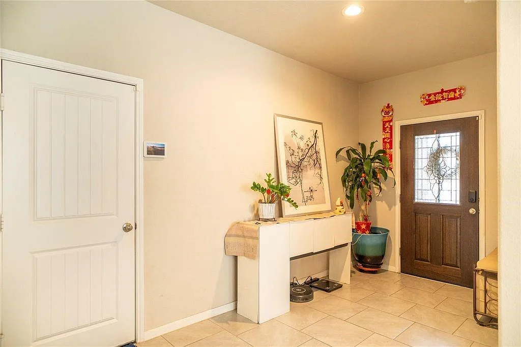 4 bed, 2.0 bath, 2127 sqft, $2,600 — Photo 2