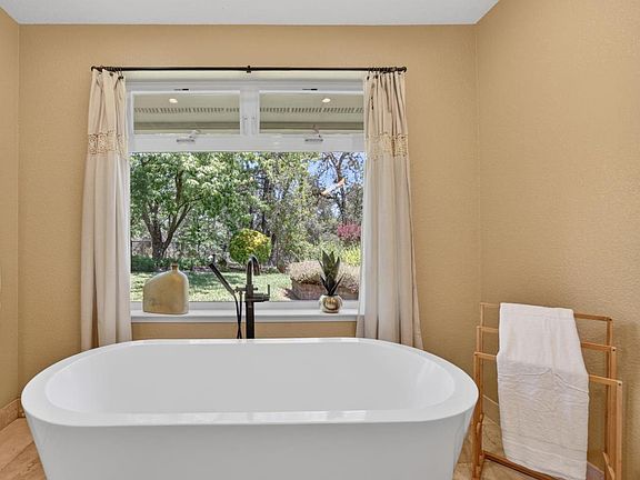 5th image of 22998 Cottage Hill Dr