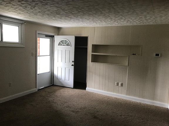 Living Room / Entry