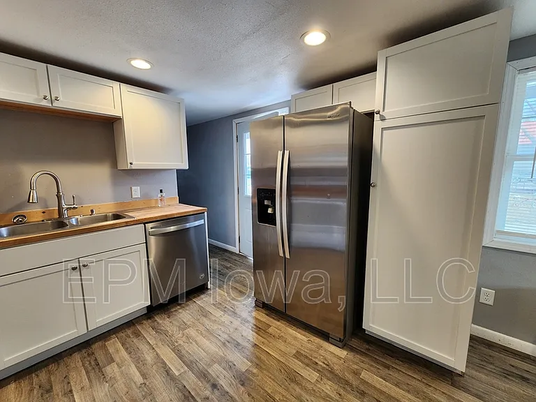 609 1st St W #E — Photo 4