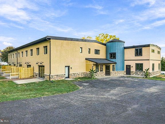 3rd image of 443 Greenridge Rd