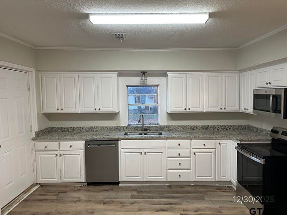 5th image of 614 W Main St