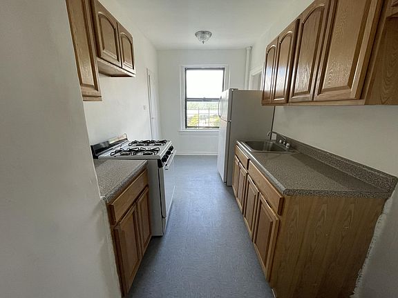3rd image of 85 Highland Ave APT 4B