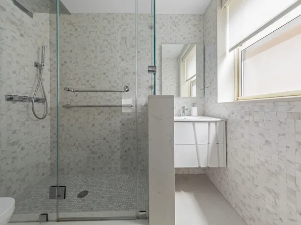 400 East 52nd Street image 6 of 10