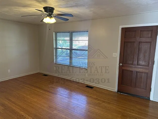 Great Location! 3BR/1.5BA House — Photo 4
