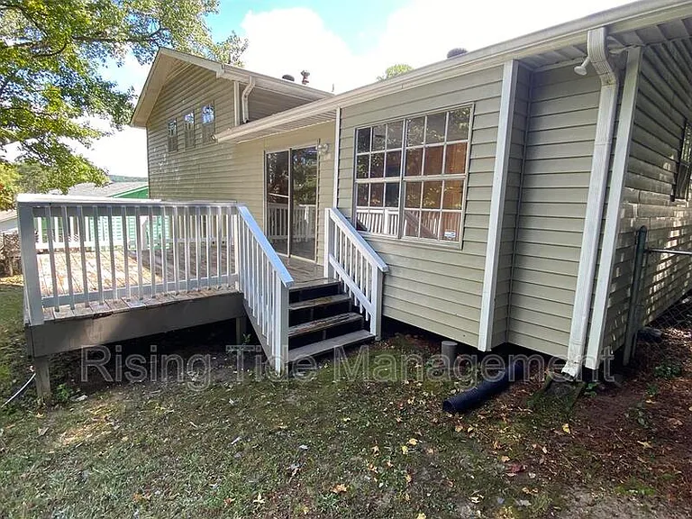 540 20th Ct NE — Photo 3