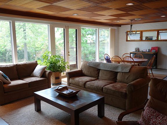 3rd image of 1300 Oakcrest Dr