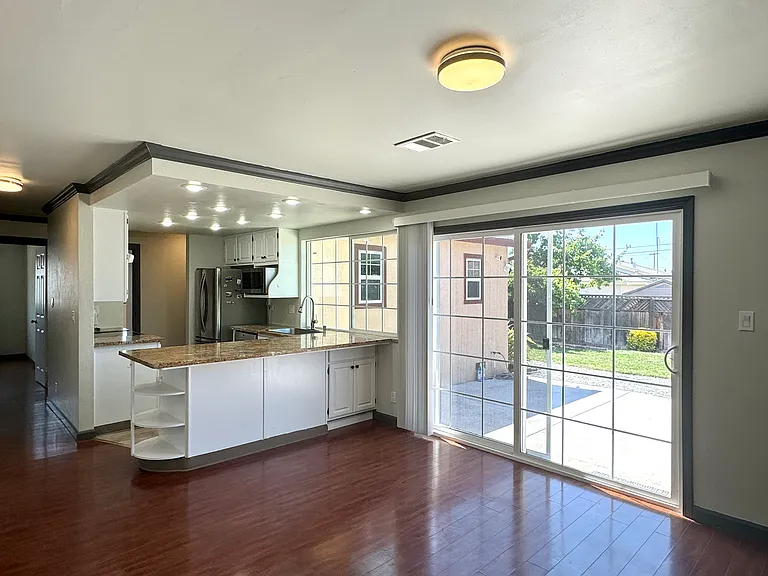 36320 La Salle Dr — Photo 2