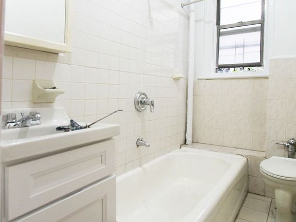 3rd image of 565 W 175th St APT 22