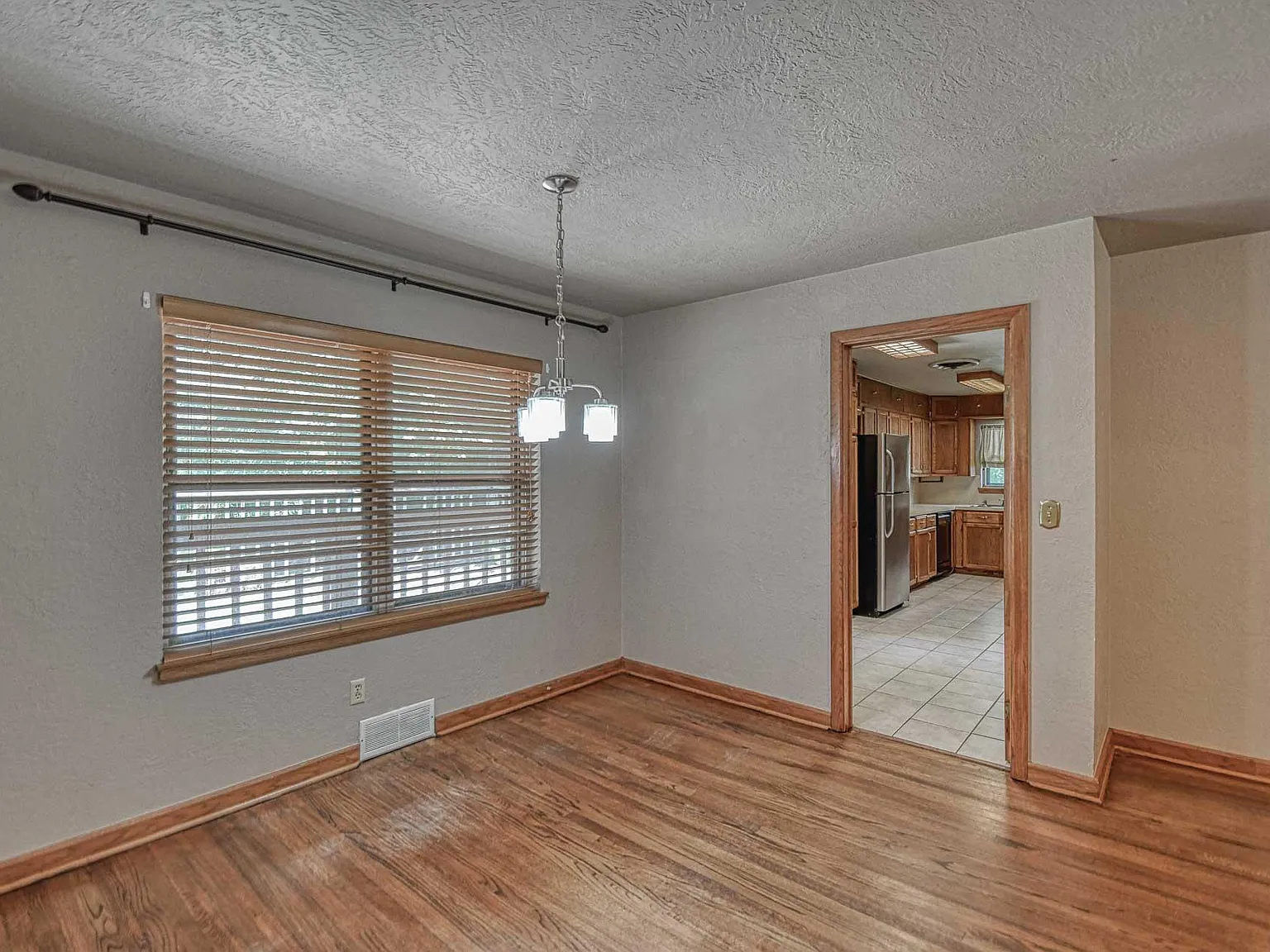3 bed, 1169 sqft, $1,800 — Photo 2