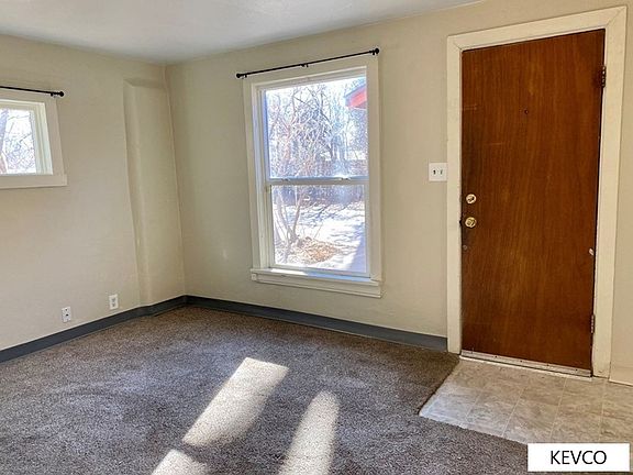 3rd image of 821 W Myrtle St