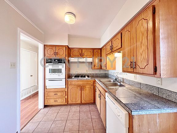 5th image of 110 Campbell St