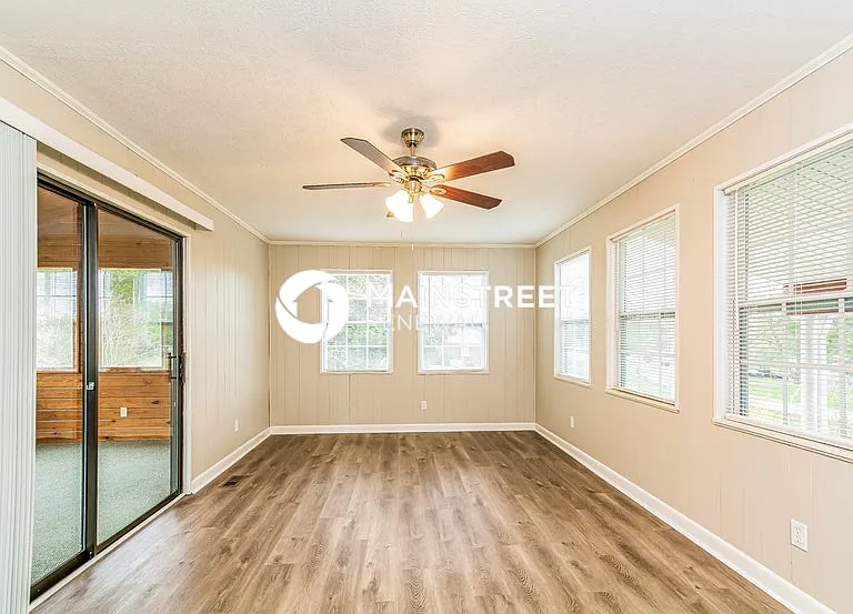 212 Meadowview Dr — Photo 3