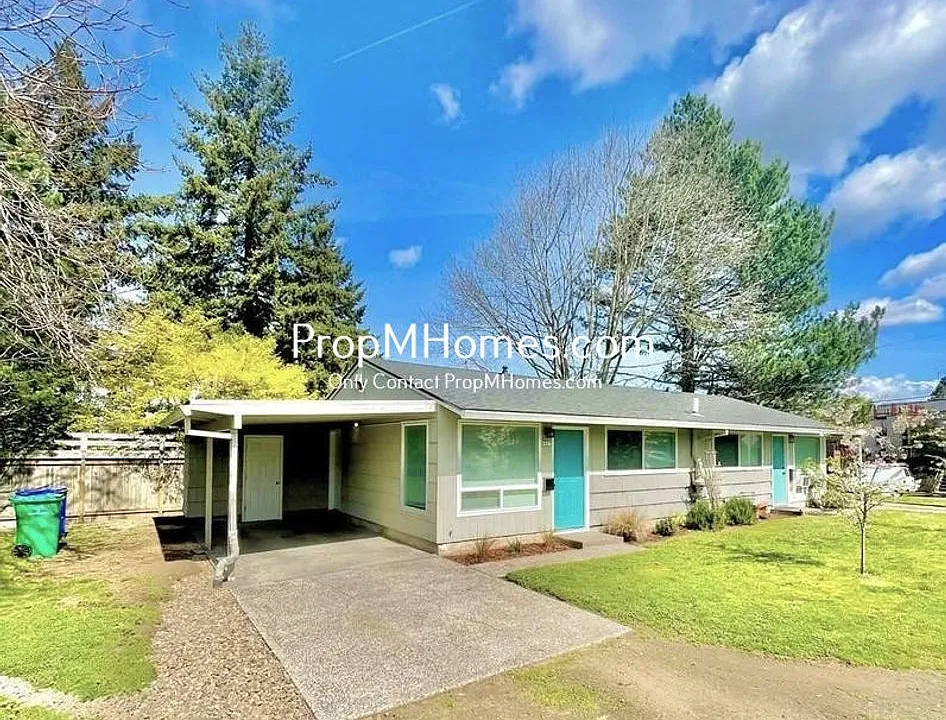 6933 NE Clackamas St