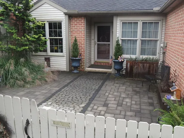 56 Cambridge Dr, Hershey, PA 17033
