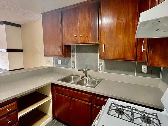 2nd image of 6911 Woodley Ave APT 104