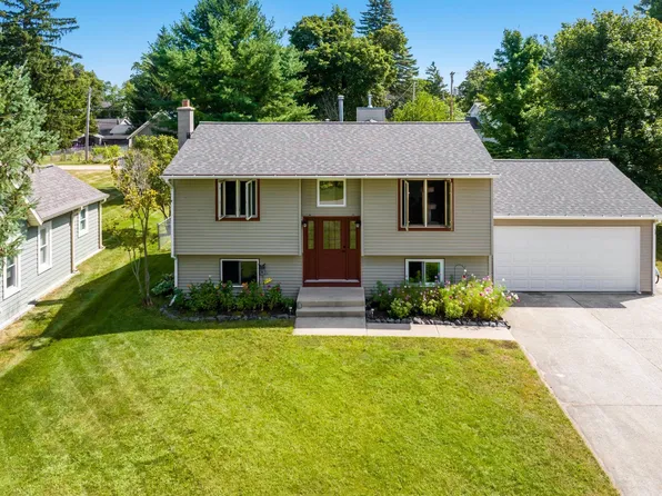 613 Spruce St, Elk Rapids, MI 49629
