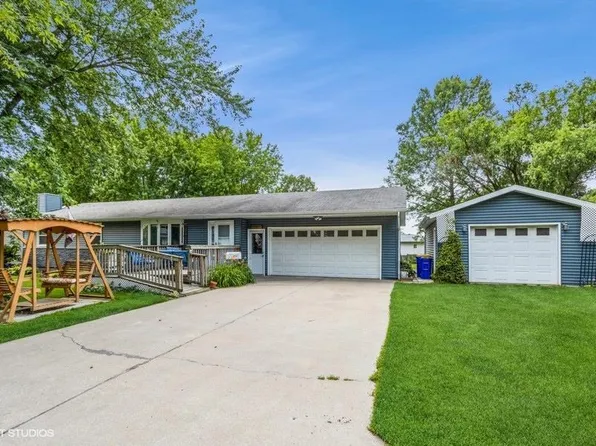 907 8th St, Kalona, IA 52247