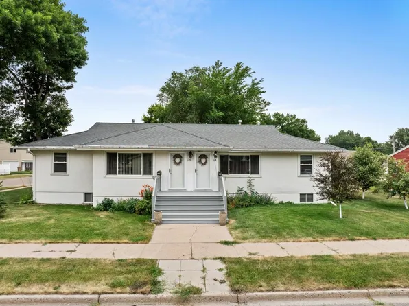 118 21st St NW, Minot, ND 58703