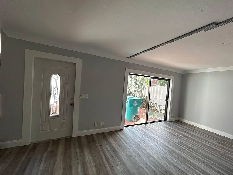 1426 Oxford Ln — Photo 9