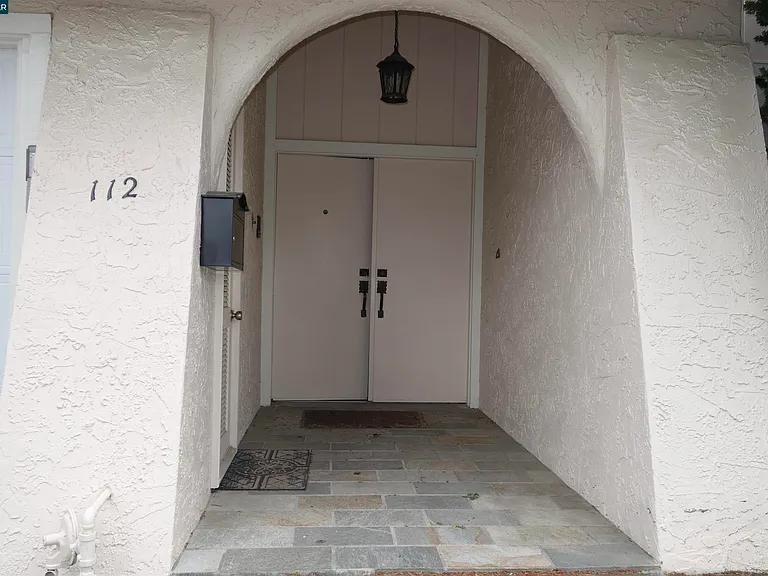 112 Marchbanks Ct — Photo 2