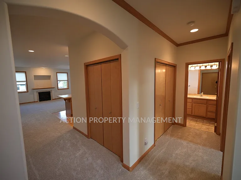 812 E Washington Pl — Photo 3