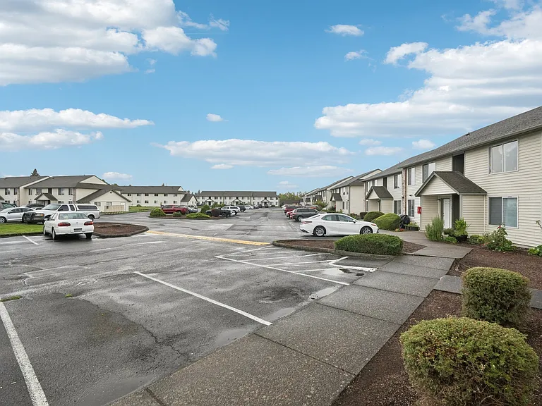 Stonehedge Court Apartments — Photo 10