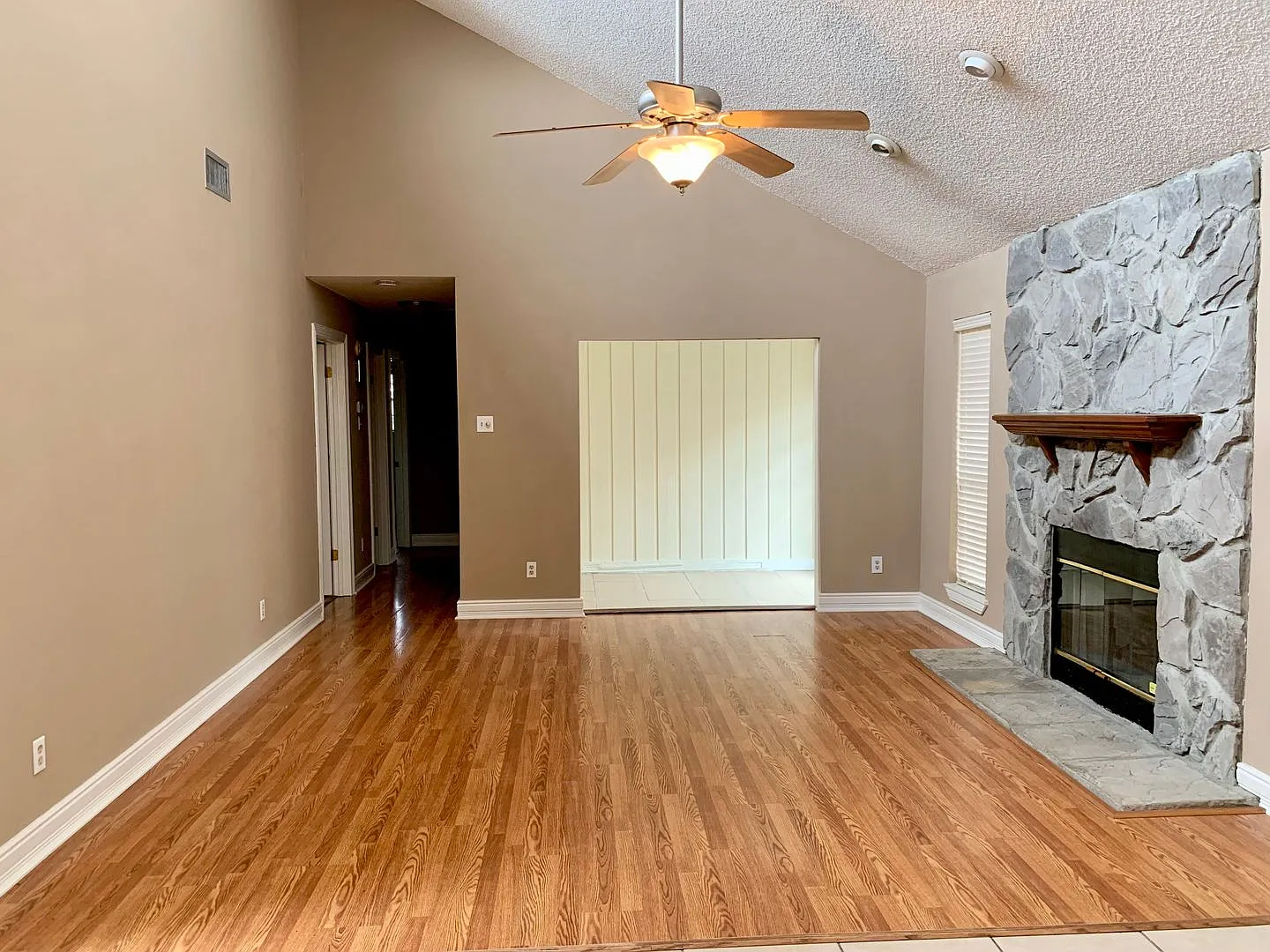 Spacious 3 Bedroom, 2 Bath Home Close to Restaurants & Shopping Centers — Photo 3