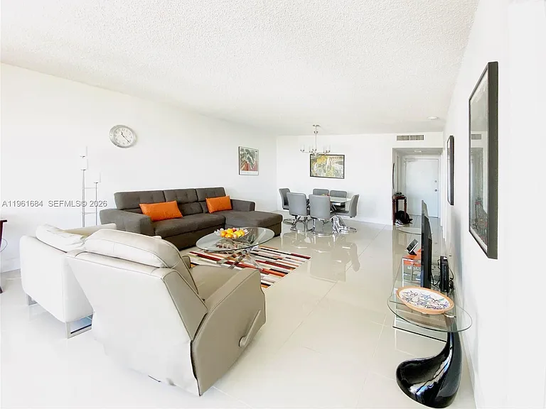 5601 Collins Ave #1423 — Photo 4