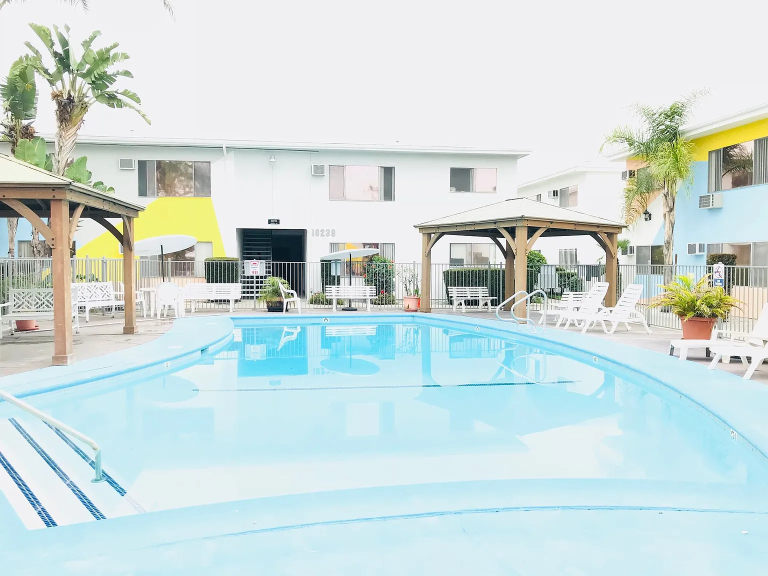Eden Roc Apartments — Photo 1