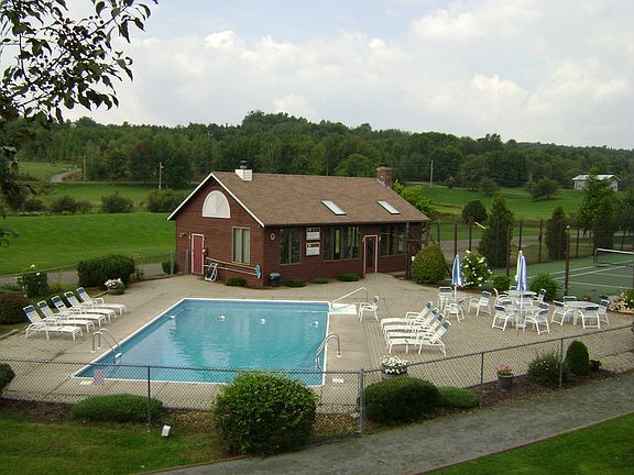 Pool & Clubhouse