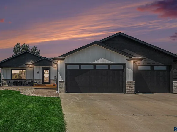 1147 N Olive Ave, Madison, SD 57042