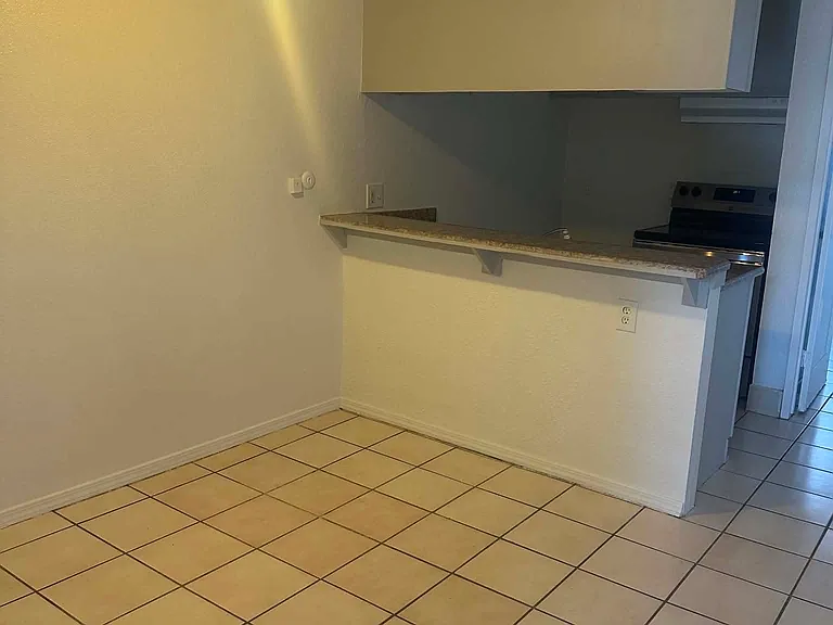 915 N San Joaquin St #8 — Photo 2