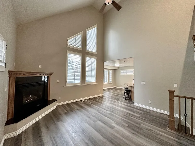 927 E Montana Vista Ln — Photo 6