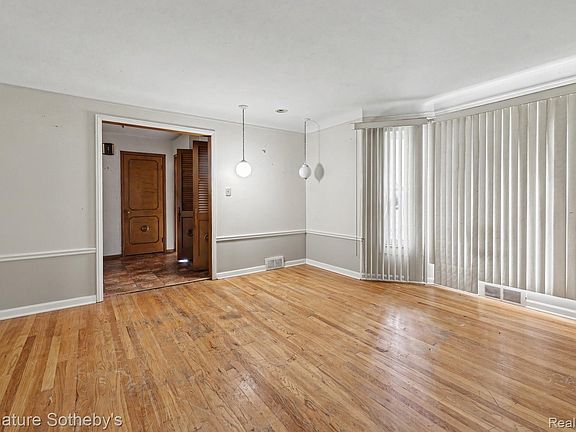 3rd image of 20498 Lauder St