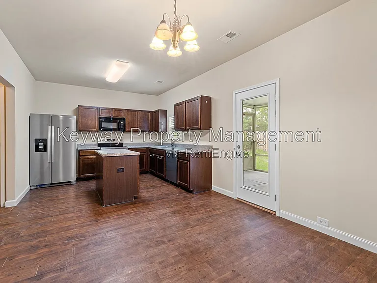 910 Clover Ct — Photo 8