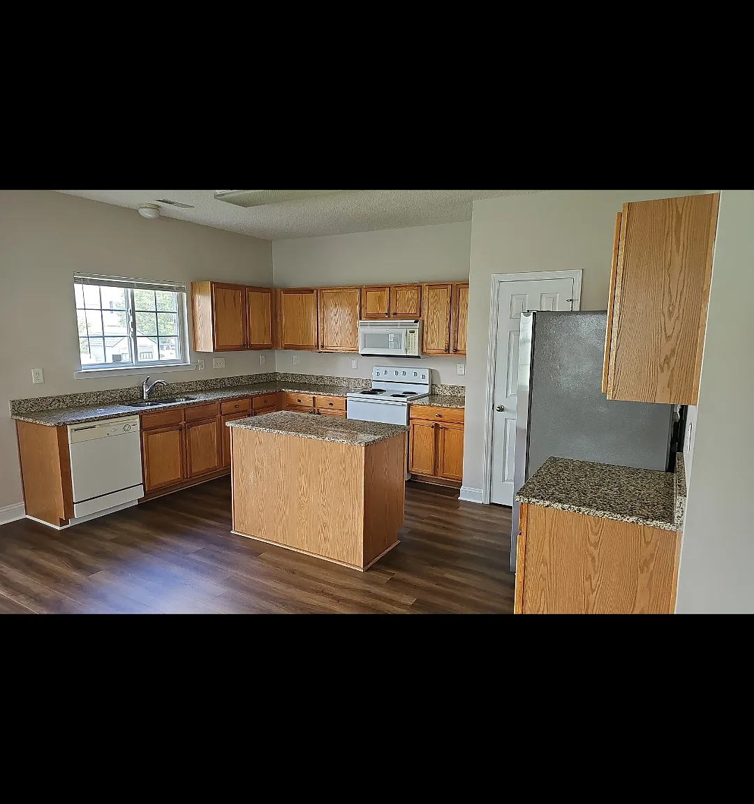 3 bed, 2.5 bath, 1668 sqft, $1,800 — Photo 4