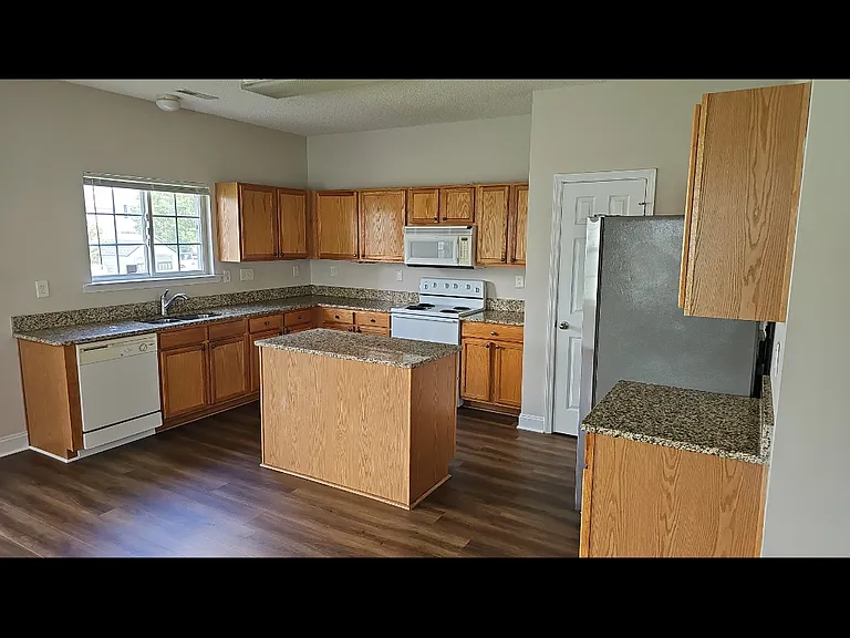 13631 Riding Hill Ave — Photo 4
