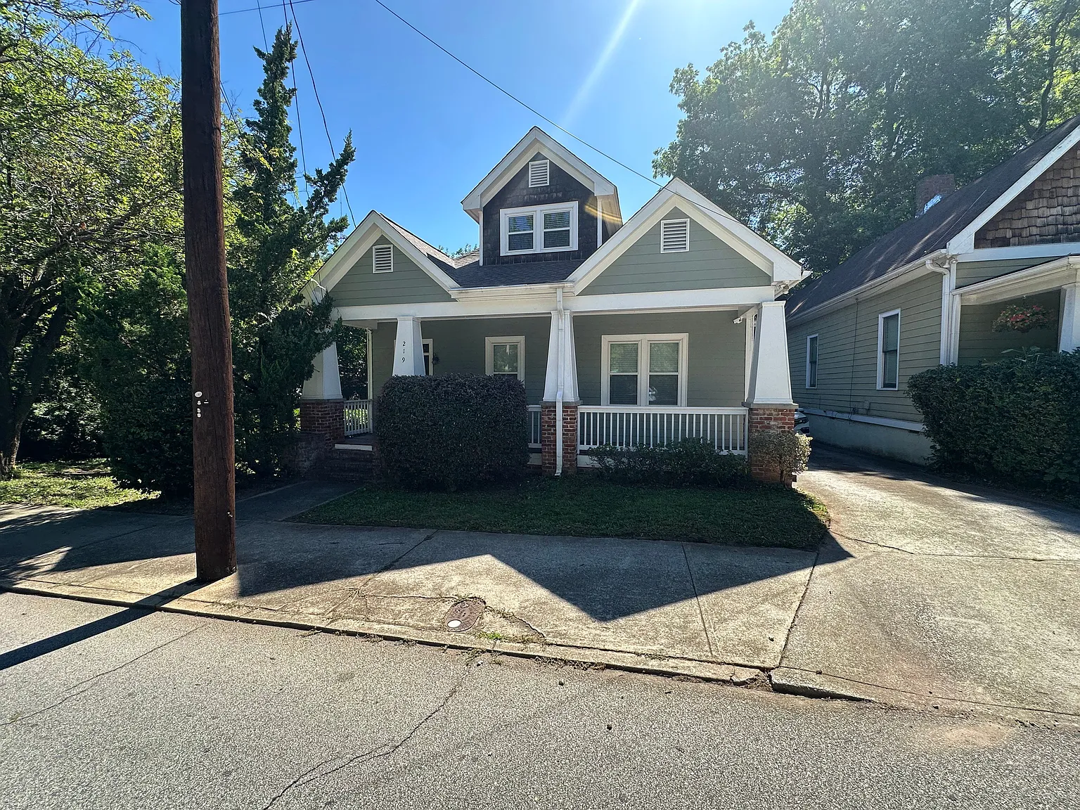 4 bed, 2.0 bath, 2100 sqft, $3,950 — Photo 2