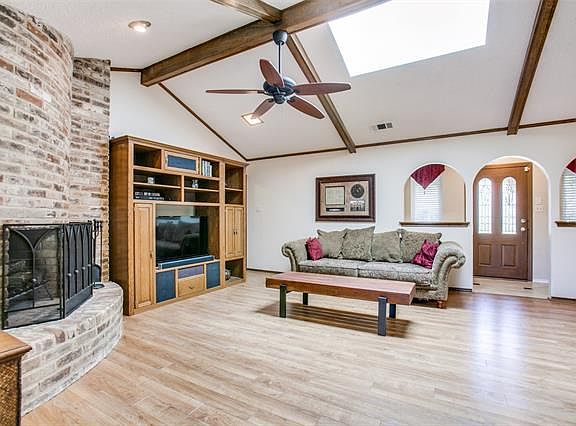 4th image of 915 Hillsdale Dr