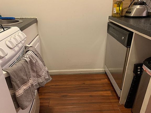3rd image of 524 E 11th St APT 9