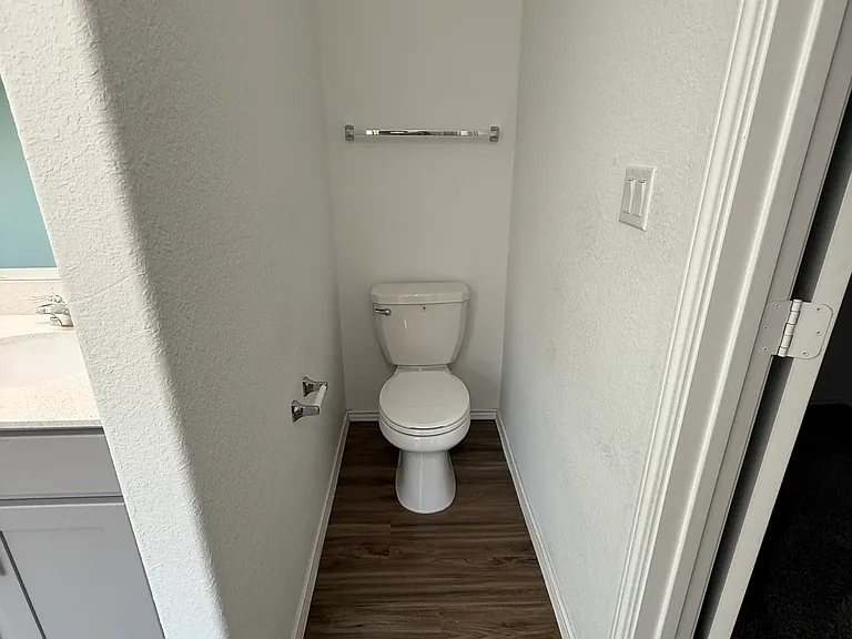 913 Bluewood Bnd — Photo 10