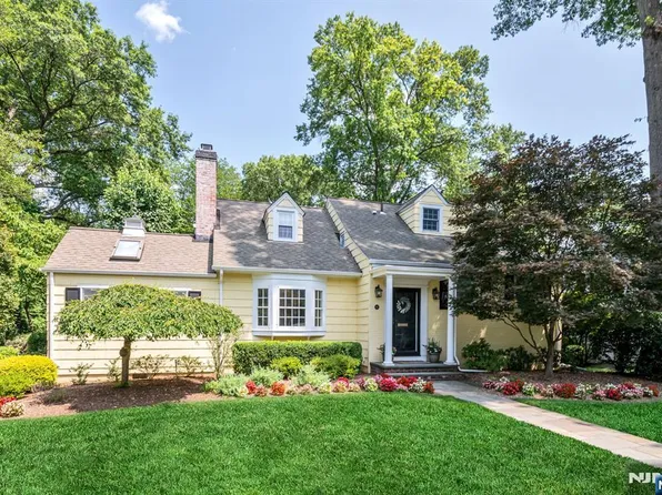 86 Carlton Ave, Ho Ho Kus, NJ 07423
