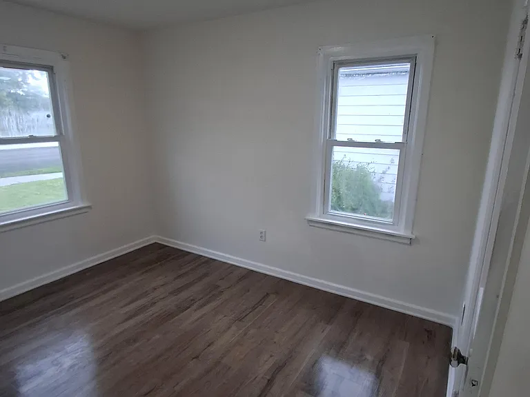379 W Stewart St — Photo 10
