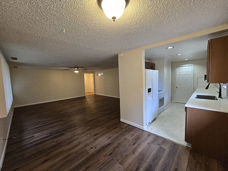 20618 Kelly Lake Rd E — Photo 5